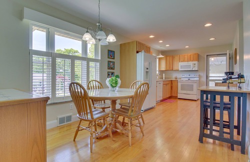 Williamstown Casa | Home w/ Hot Tub + Deck ~ 3 Mi to Ark Encounter!
