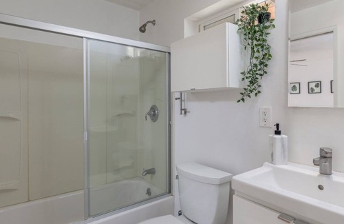 Logan Heights Apartamento | Home w Yard Right Outside of City!
