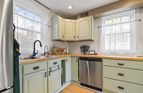 Sturgeon Bay Casa | Home walking distance to all Downtown Sturgeon Bay! Across from Coffee House!
