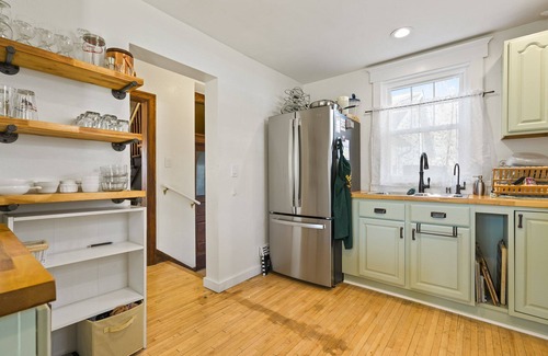 Sturgeon Bay Casa | Home walking distance to all Downtown Sturgeon Bay! Across from Coffee House!