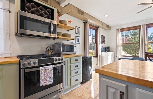 Sturgeon Bay Casa | Home walking distance to all Downtown Sturgeon Bay! Across from Coffee House!