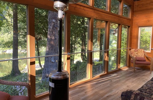 Umpqua Casa | Home with cabin effect- private access to river