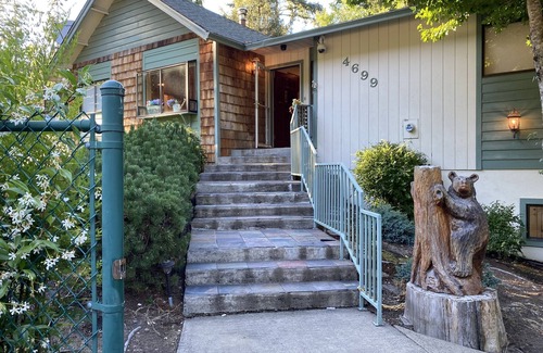 Umpqua Casa | Home with cabin effect- private access to river