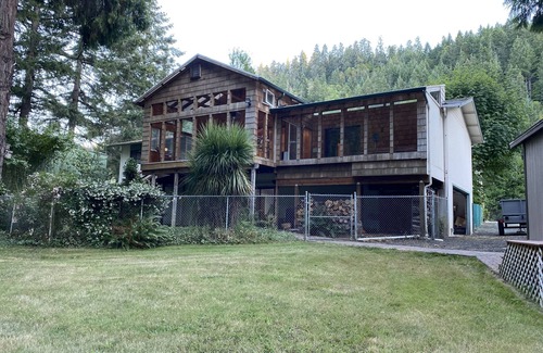 Umpqua Casa | Home with cabin effect- private access to river