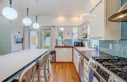 Chestnut Casa | Home with enclosed yard & central AC - dogs welcome