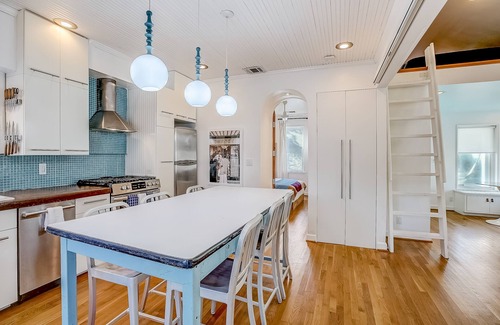 Chestnut Casa | Home with enclosed yard & central AC - dogs welcome