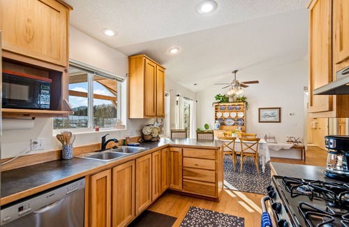 Sagle Casa | Home with free WiFi, washer/dryer & enclosed yard - close to hiking and biking