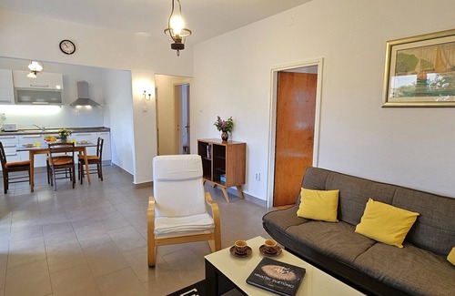Cove Makarac (Milna) Casa | Casa familiar con jardín y gran terraza, a solo 30 metros de la playa y excelente cafetería.