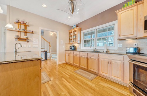 North Shore Casa | LAKE Lookout: home with lake views!