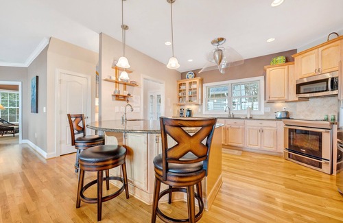 North Shore Casa | LAKE Lookout: home with lake views!