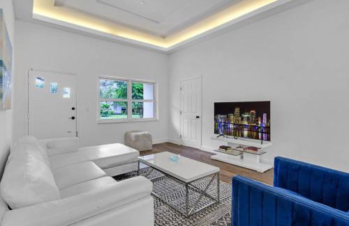 El Portal Casa | Home with Pool & Peacocks in Central Miami