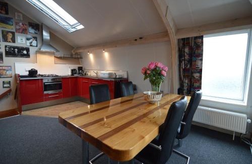 Easterlittens Casa | Home with Vinyls, Bikes and Waterways