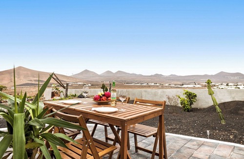 Nazaret Apartamento | Home2Book Cozy Terrace House with Volcano Views