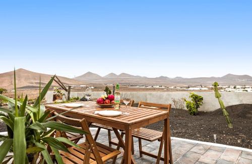 Nazaret Casa | Home2Book Cozy Terrace House with Volcano Views