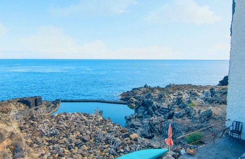 Arico Apartamento | HomeForGuest NextDoor Oasis: frente al mar, terraza, piscina natural- HomeForGuest