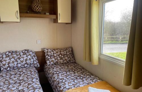 South Cerney Otro | Homely 3 Bedroom Caravan in Cirencester