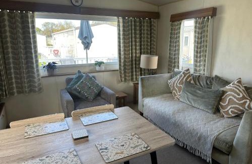 South Cerney Otro | Homely 3 Bedroom Caravan in Cirencester