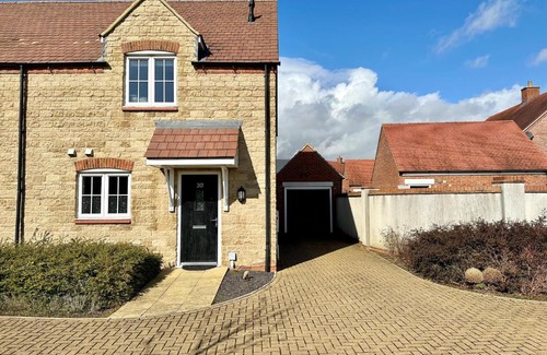 Bicester Casa | Homely 3 bedroomed House in Bicester