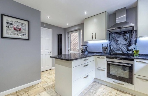 Runnymede Casa | Homely 4 Bedroom House Addlestone