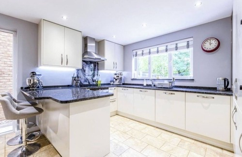 Runnymede Casa | Homely 4 Bedroom House Addlestone