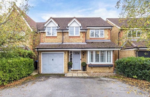Runnymede Casa | Homely 4 Bedroom House Addlestone