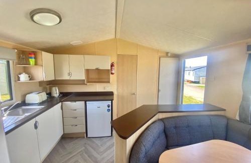 Clacton-on-Sea Casa | Homely 8 Berth Caravan At Highfield Grange In Essex Ref 26445Ba