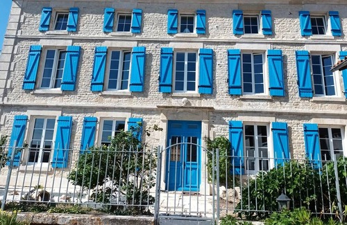 Saint-Mande-sur-Bredoire Casa | Homerez - Large house for 12 people with terrace in Saint-Mandé-sur-Brédoire