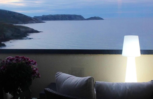 Malpica de Bergantinos Apartamento | Homerez - ¡A 10 m de la playa! Apartamento para 7 pers. con jardín en Malpica