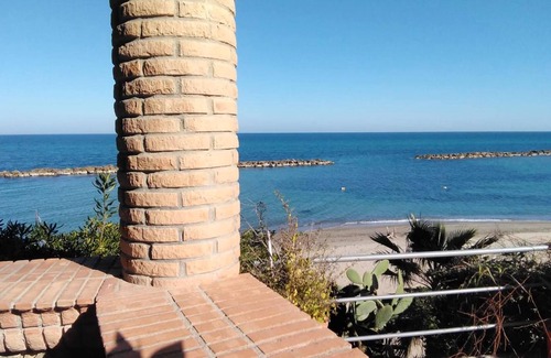 Torre Melissa Apartamento | Homerez - ¡A 10 m de la playa! Bonito apartamento para 6 pers. en Torre Melissa
