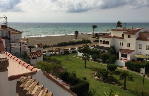 Marina de Casares Casa | Homerez - ¡A 10 m de la playa! Casa para 6 pers. con jardín en Marina de Casares
