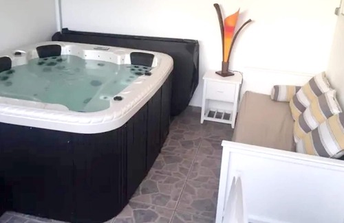 Trois-Bassins Apartamento | Homerez - ¡A 100 m de la playa! Apartamento para 4 pers. con jacuzzi y jardín