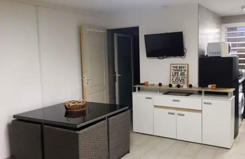Trois-Bassins Apartamento | Homerez - ¡A 100 m de la playa! Apartamento para 4 pers. con jacuzzi y jardín