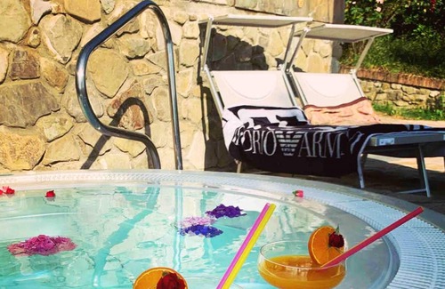 Monte San Pietro Apartamento | Homerez - Bonito apartamento para 4 pers. con piscina compartida y spa