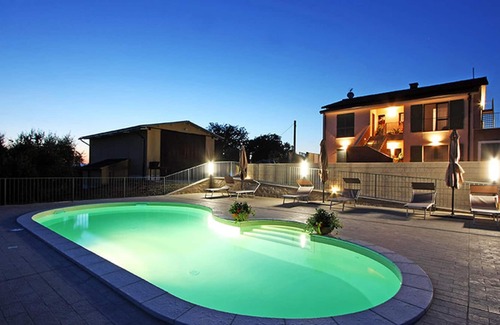 Montecastrilli Apartamento | Homerez - Apartamento para 4 pers. con piscina compartida en Montecastrilli