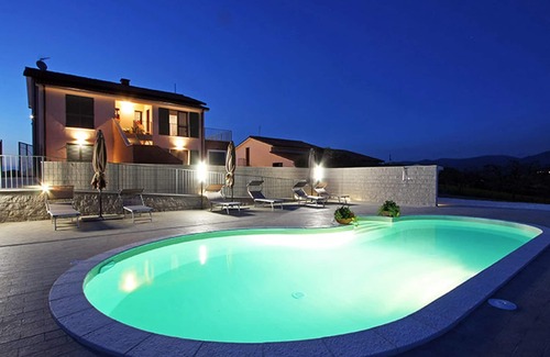 Montecastrilli Apartamento | Homerez - Apartamento para 4 pers. con piscina compartida en Montecastrilli