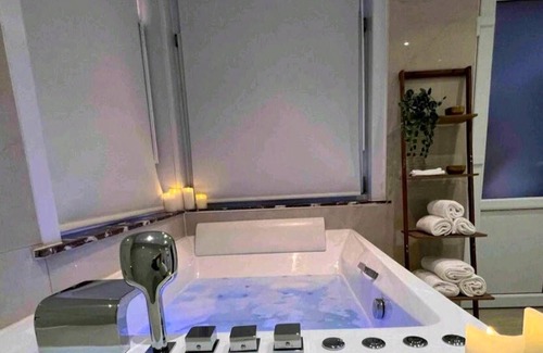 Koekelberg Apartamento | Homerez - Appartement for 4 ppl. with jacuzzi and balcony at Koekelberg