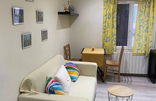 Stains Apartamento | Homerez - Apt. in Stains, free Netflix