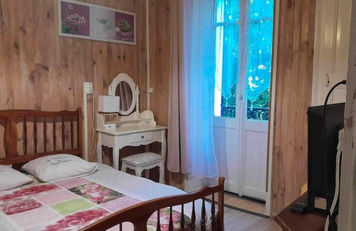 Neris-les-Bains Apartamento | Homerez - Beautiful apartement for 2 ppl. with balcony at Néris-les-Bains