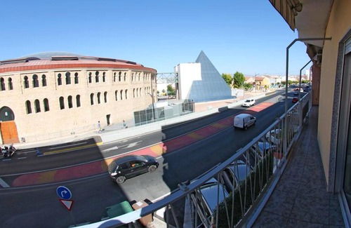 Villena Apartamento | Homerez - Bonito apartamento para 6 pers. con balcón en Villena