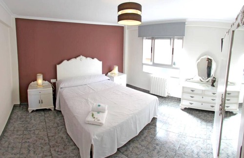 Villena Apartamento | Homerez - Bonito apartamento para 6 pers. con balcón en Villena