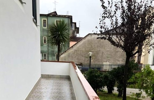 Giffoni Valle Piana Apartamento | Homerez - Gran apartamento para 9 pers. con balcón en Catelde