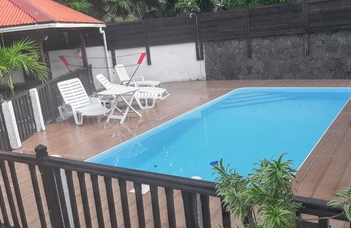 Le Robert Casa | Homerez - Bungalow encantador en Le Robert con piscina