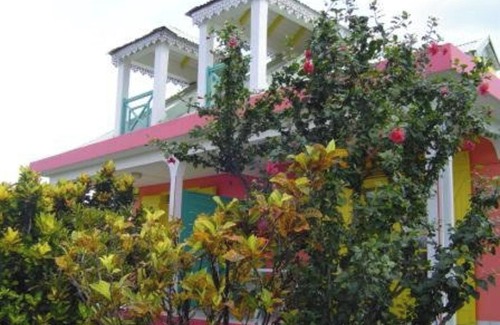 Sainte-Rose Casa | Homerez - Encantadora casa en Sainte-Rose con piscina