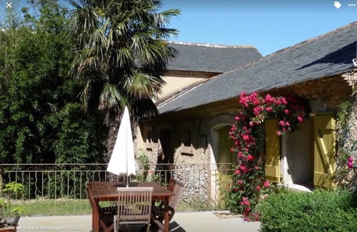 Massaguel Casa | Homerez - Casa encantadora en Massaguel con jardín y piscina compartida.