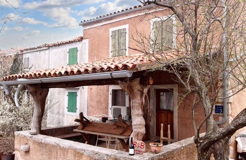 Cres Casa | Homerez - Casa encantadora en Filozici con jardín cercado
