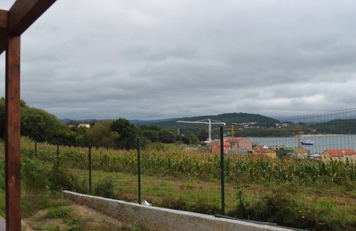 Outes Casa | Homerez - Casa Encantadora Outes, Vista al Mar, Jardín