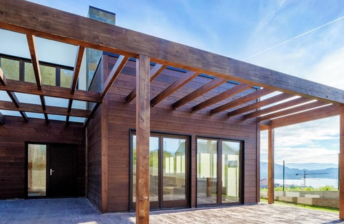 Outes Casa | Homerez - Casa Encantadora Outes, Vista al Mar, Jardín