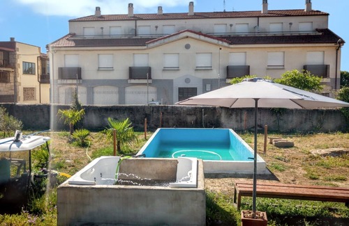 Vitigudino Villa | Homerez - Encantadora Villa Cerca de Vitigudino con Piscina Compartida