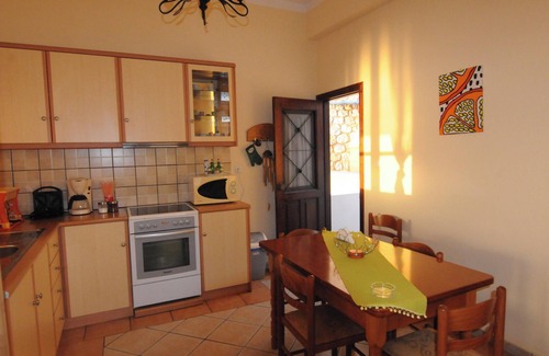 Kamari Casa | Homerez - Casa confortable en Mirties con terraza y aparcamiento