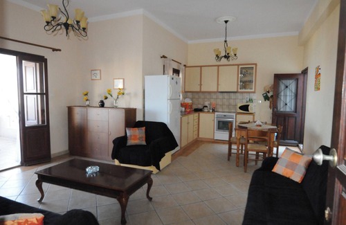 Kamari Casa | Homerez - Casa confortable en Mirties con terraza y aparcamiento